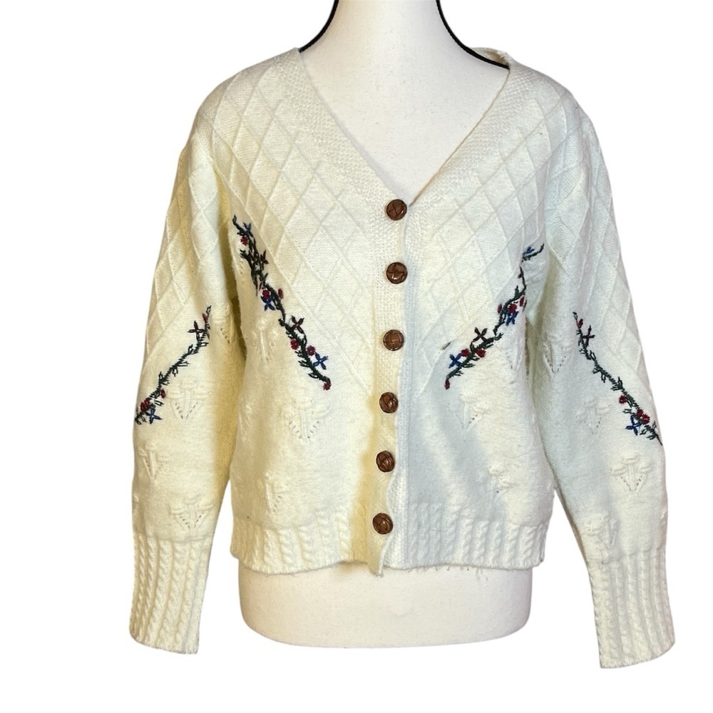 Vintage White Knit Cardigan Floral Embroidery Women’s Size Medium Cottagecore